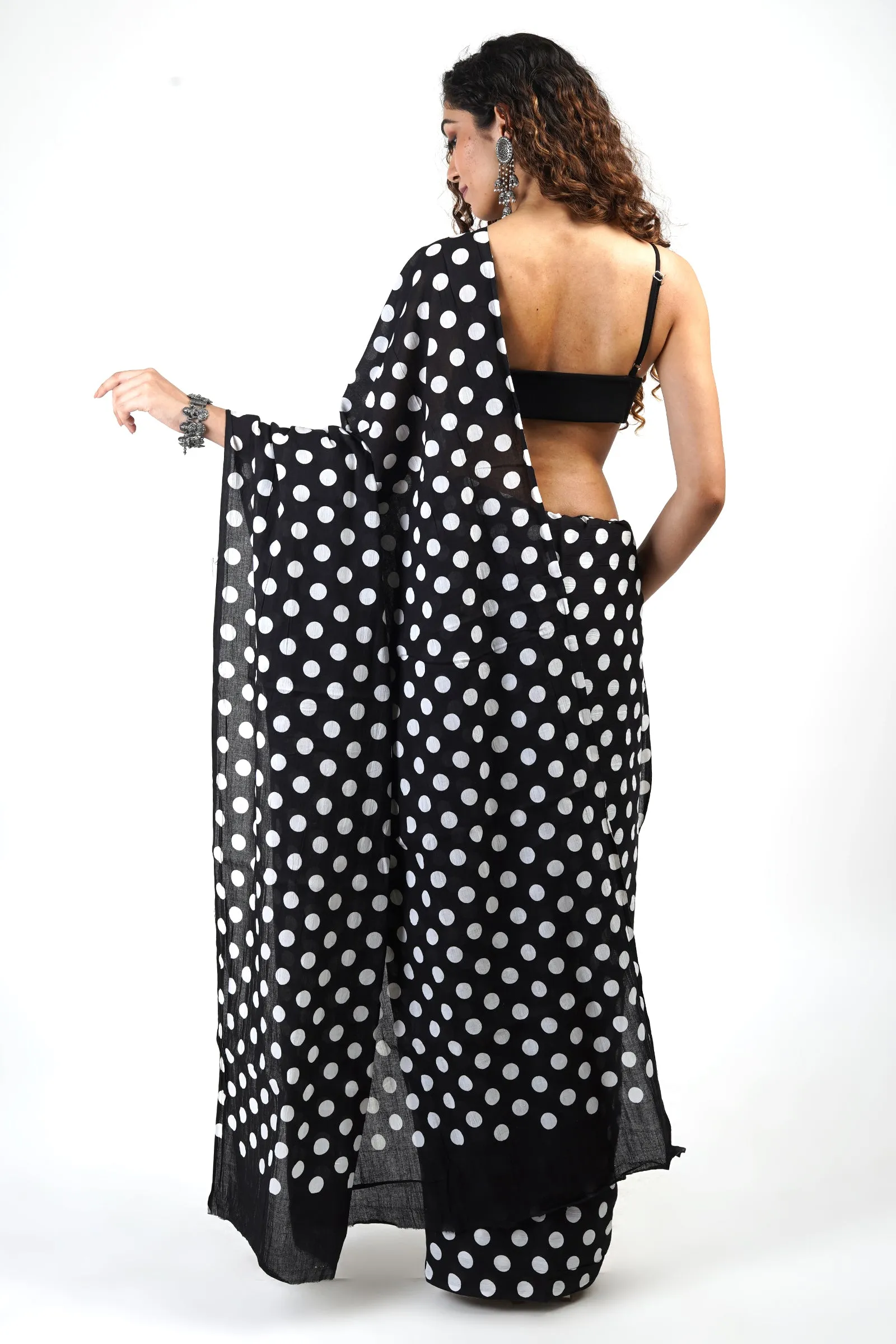 Teejh Aarika Black and White Cotton Saree With Blouse Piece