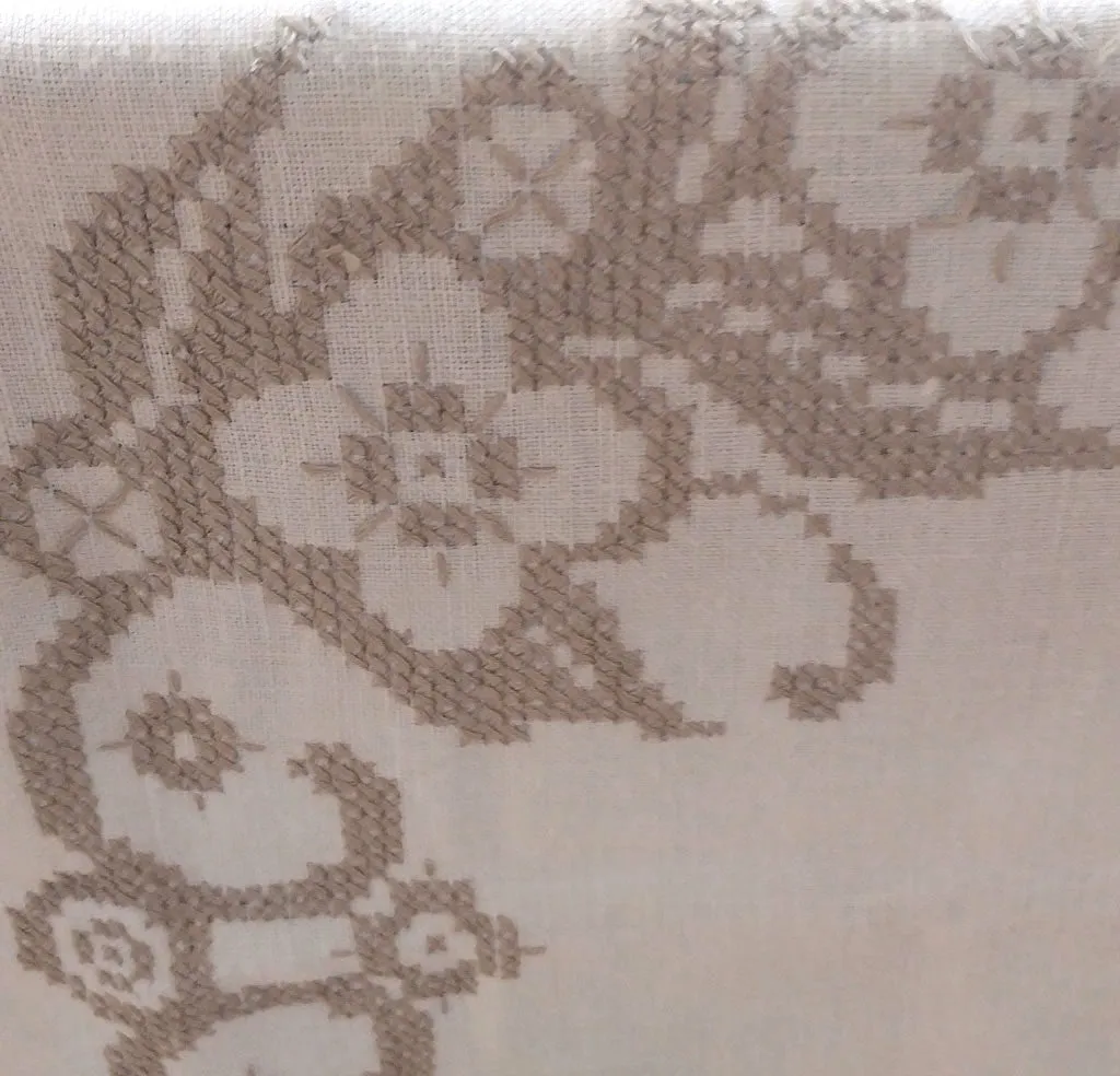 *VINTAGE IVORY LINEN CROSS STITCHED TABLECLOTH WITH HEAVY ECRU LACE