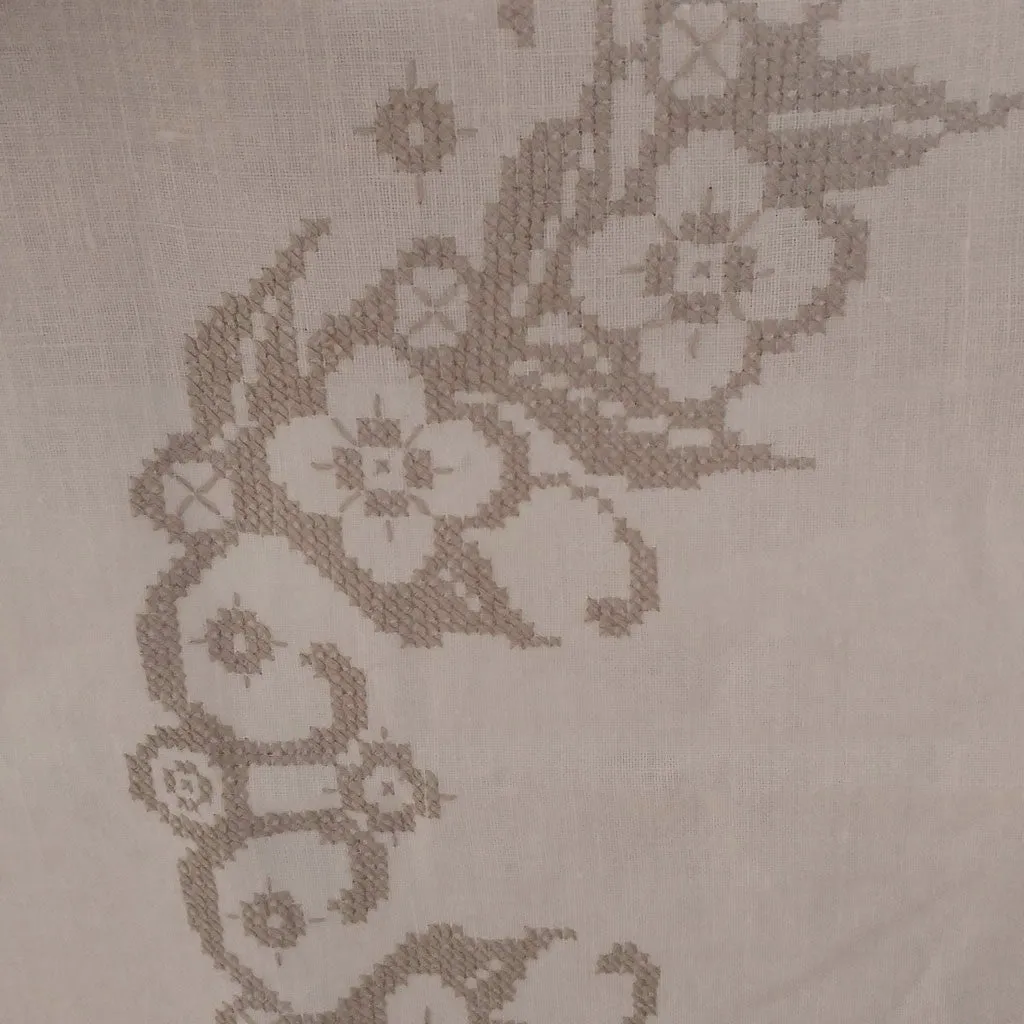 *VINTAGE IVORY LINEN CROSS STITCHED TABLECLOTH WITH HEAVY ECRU LACE